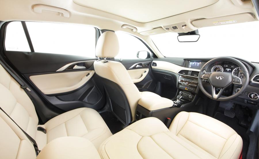 Интерьер Infiniti QX30 2.0t AWD 2016 года  (AU) (фото 2 из 30)